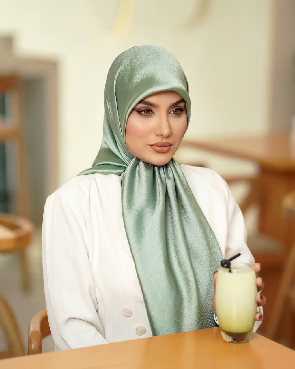 تصویر روسری زنانه مجلسی جنس کریستال قواره ۱۴۰ 