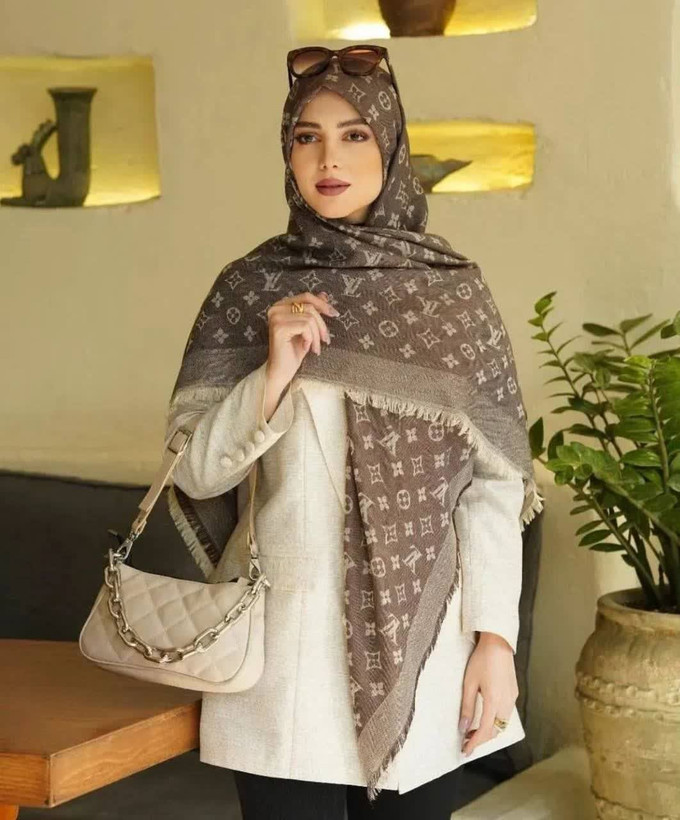 روسری کشمیر اورجینال وارداتی پاییزه دور لمه دار طرح ال وی