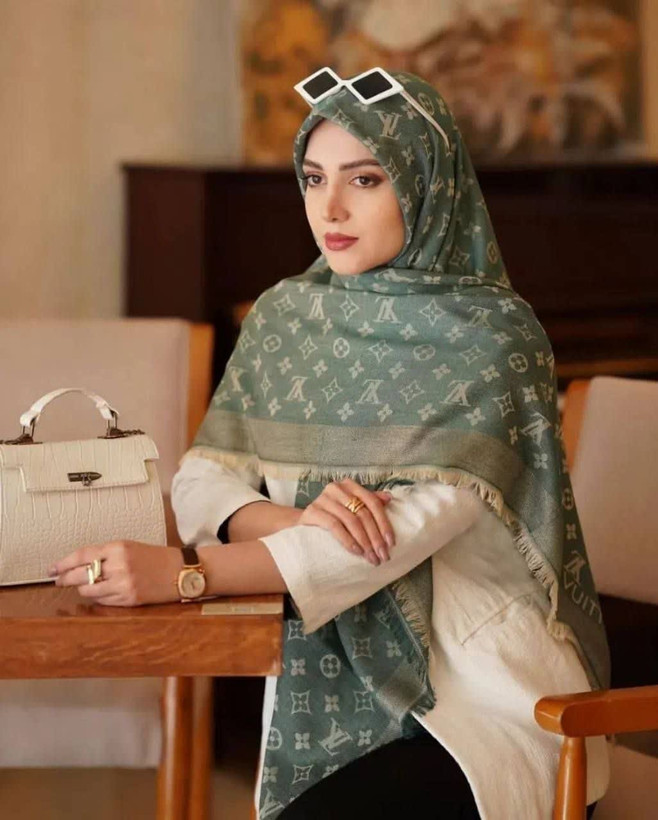 روسری کشمیر اورجینال وارداتی پاییزه دور لمه دار طرح ال وی