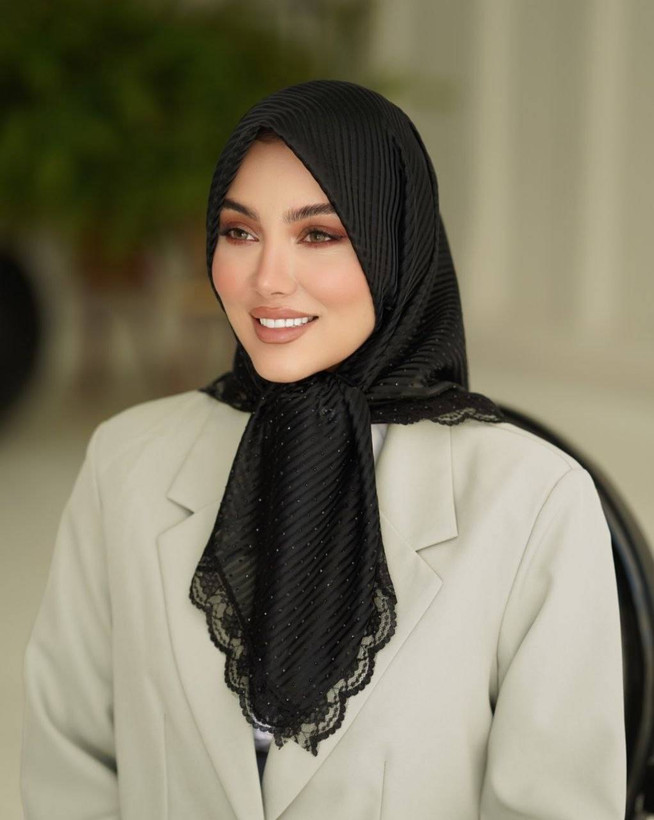 روسری مجلسی زنانه جنس ژان ژان دور نگین و گیپور قواره کوتاه